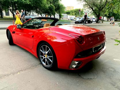 Автомобиль Ferrari California T